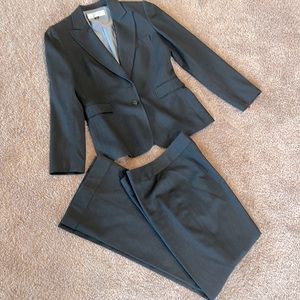 COPY - TAHARI ladies so 4 fully lined suit exc cond button missing